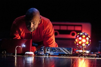 les autonautes de la cosmoroute, Carol Dunlop, maladie, roman, adaptation, Julio Cortzar, théâtre, théâtre de la colline, compagnie, autoroute, voyage, paris, marseille, parking, arrêt, voiture, vie