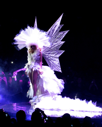 rihanna, britney, madonna, lady, gaga, katy, perry, kylie, minogue, beyonce, nicki, minaj, costume, vêtement, mode, décor, scène, tournée, tour, costumes, tenue, tenues, scène, accessoire, adèle