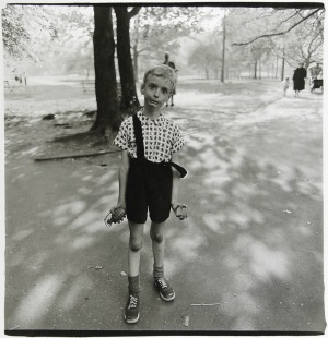 diane arbus, diane, arbus, photographie, exposition, rétrospective, jeu de paume, musée, photo, interview, portrait, biographie, analyse, style, photos, étrange, bizarre, freaks, trisomique, handicap