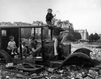 Robert Doisneau, du métier à loeuvre, exposition, fondation henri cartier-bresson, fondation hcb, photo, photos, photographie, photographies, banlieue, paris, cachan, nogent, puteaux, alfortville  