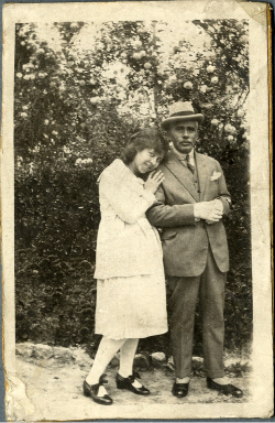 Irène Némirovsky, suite française, mémorial de la shoah, exposition, biographie, rétrospective, parcours, histoire, déportation, camps, michel epstein, étrangère, lettres, manuscrit, manuscrits, photo