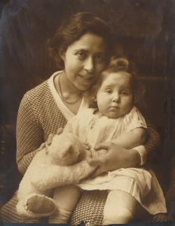 Irène Némirovsky, suite française, mémorial de la shoah, exposition, biographie, rétrospective, parcours, histoire, déportation, camps, michel epstein, étrangère, lettres, manuscrit, manuscrits, photo