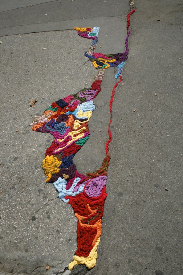 Juliana Santacruz Herrera, juliana, santacruz, herrera, paris, fil, tricot, laine, couleur, couleurs, photo, photos, phographie, photographies, trottoir, trottoirs, art, fissure, fissures, chaussée