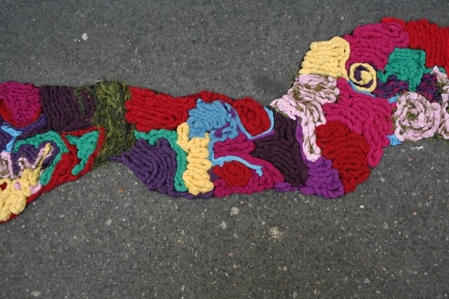 Juliana Santacruz Herrera, juliana, santacruz, herrera, paris, fil, tricot, laine, couleur, couleurs, photo, photos, phographie, photographies, trottoir, trottoirs, art, fissure, fissures, chaussée