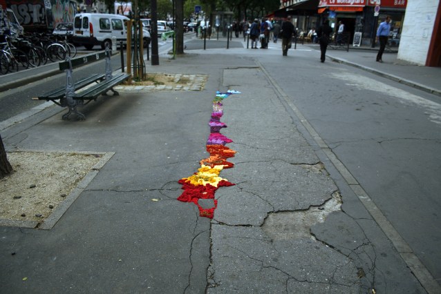 Juliana Santacruz Herrera, juliana, santacruz, herrera, paris, fil, tricot, laine, couleur, couleurs, photo, photos, phographie, photographies, trottoir, trottoirs, art, fissure, fissures, chaussée