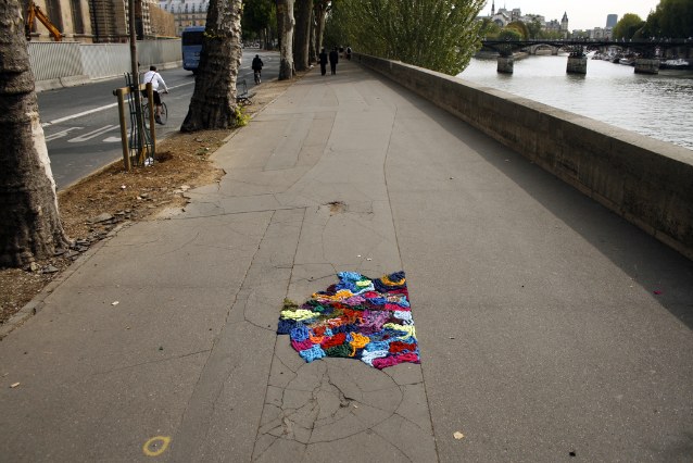 Juliana Santacruz Herrera, juliana, santacruz, herrera, paris, fil, tricot, laine, couleur, couleurs, photo, photos, phographie, photographies, trottoir, trottoirs, art, fissure, fissures, chaussée