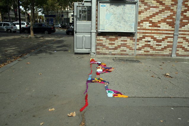 Juliana Santacruz Herrera, juliana, santacruz, herrera, paris, fil, tricot, laine, couleur, couleurs, photo, photos, phographie, photographies, trottoir, trottoirs, art, fissure, fissures, chaussée