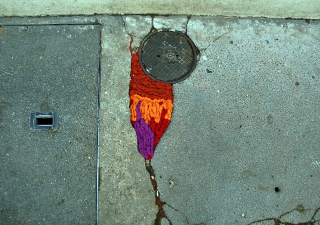 Juliana Santacruz Herrera, juliana, santacruz, herrera, paris, fil, tricot, laine, couleur, couleurs, photo, photos, phographie, photographies, trottoir, trottoirs, art, fissure, fissures, chaussée