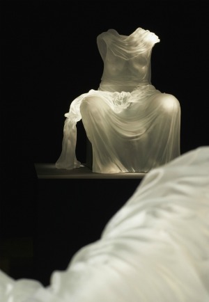 karen lamonte, karen, lamonte, seated impression, réflexions féminines, réflexions, féminines, sculpture, verre, musée, musée du verre, sculptures, biographie, portrait, interview, rétrospective