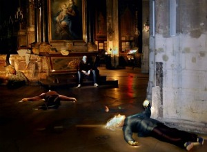 les douze, spectacle, acteur, spectateur, la cène, église, saint-merry, paris, immadiat tmt, théâtre, poupée, mort, fiction, réalité, vie, marionnette, repas, expérience, christ, religion, torres