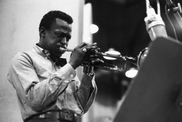 Exposition Cité de la musique We want Miles Miles Davis trompettiste jazz  Birth of the cool kind of blue tutu Wayne Shorter Gil Evans