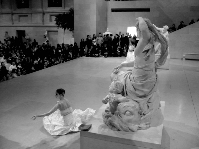 Carolyn Carlson, Larrio
Ekson, Louvre, CNSMDP, Conservatoire, danse, création, chorégraphie,
mouvements pétrifiés, Nocturnes du vendredi, Cour Marly, sculptures,
marbres, Chevaux de Marly