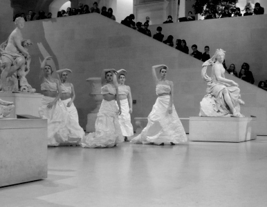 Carolyn Carlson, Larrio
Ekson, Louvre, CNSMDP, Conservatoire, danse, création, chorégraphie,
mouvements pétrifiés, Nocturnes du vendredi, Cour Marly, sculptures,
marbres, Chevaux de Marly