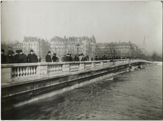 Paris inondé 1910 ; crue de la Seine ; Bibliothèque historique de la Ville de Paris ; Paris-Venise ; Apollinaire ; Kodak ; portrait dinondé ; le Cri de Paris ; Camelots du Roy ; inondation