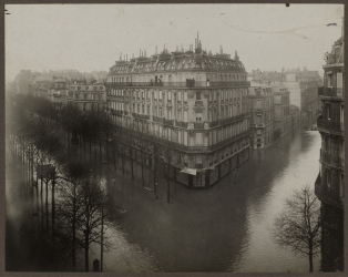 Paris inondé 1910 ; crue de la Seine ; Bibliothèque historique de la Ville de Paris ; Paris-Venise ; Apollinaire ; Kodak ; portrait dinondé ; le Cri de Paris ; Camelots du Roy ; inondation