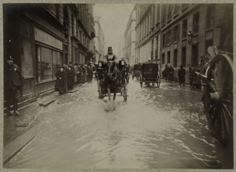 Paris inondé 1910 ; crue de la Seine ; Bibliothèque historique de la Ville de Paris ; Paris-Venise ; Apollinaire ; Kodak ; portrait dinondé ; le Cri de Paris ; Camelots du Roy ; inondation