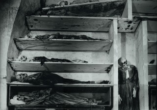 paris, palerme, dialogues de l`au-delà, photographies, instantanés, photos, exposition, expo, momie, costume, olivier mériel, mériel, photographe, catacombes, paris, ossuaire, mort, corps momifié, 