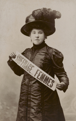 exposition, galerie des bibliothèque, photo, Photographie, féminisme, femme, féminité, suffrage féminin, militantisme, manifestation, Marguerite Durand, Hélène Boucher, femmes, lutte, MLF, histoire