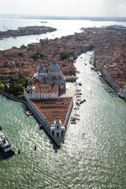 punta della dogana, palazzo grassi, François Pinault, pointe de la doine, mapping the studio : artists from François Pinault collection, san marco, grand canal, boy with a frog, charles ray