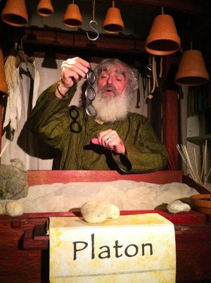 le petit théâtre d`objet des philosophes, spinoza, platon, Schopenhauer, descartes, pascal, socrate, philosophe, objet, métaphore, exemple, théâtre, démonstration